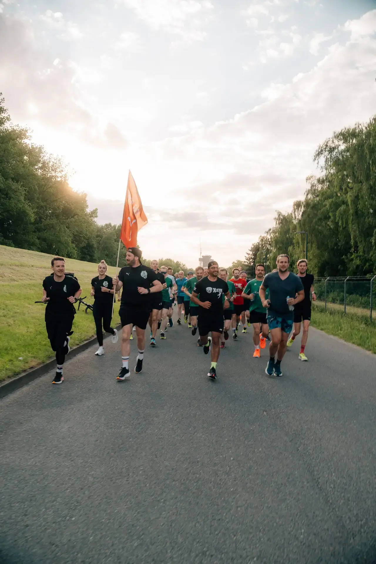 Läufer mit Flagge beim Run Your City Event in Hamburg