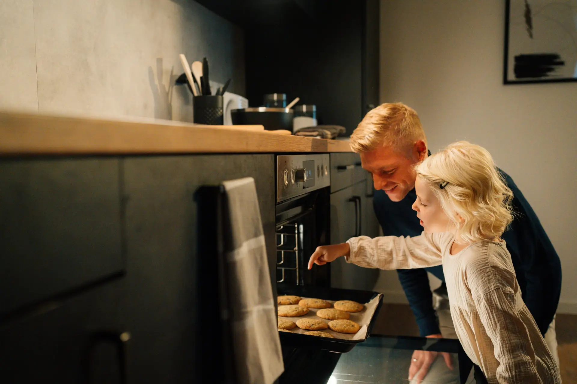 Professionelle Fotografie für die Stadtwerke Osnabrück - Vater und Tochter backen Kekse