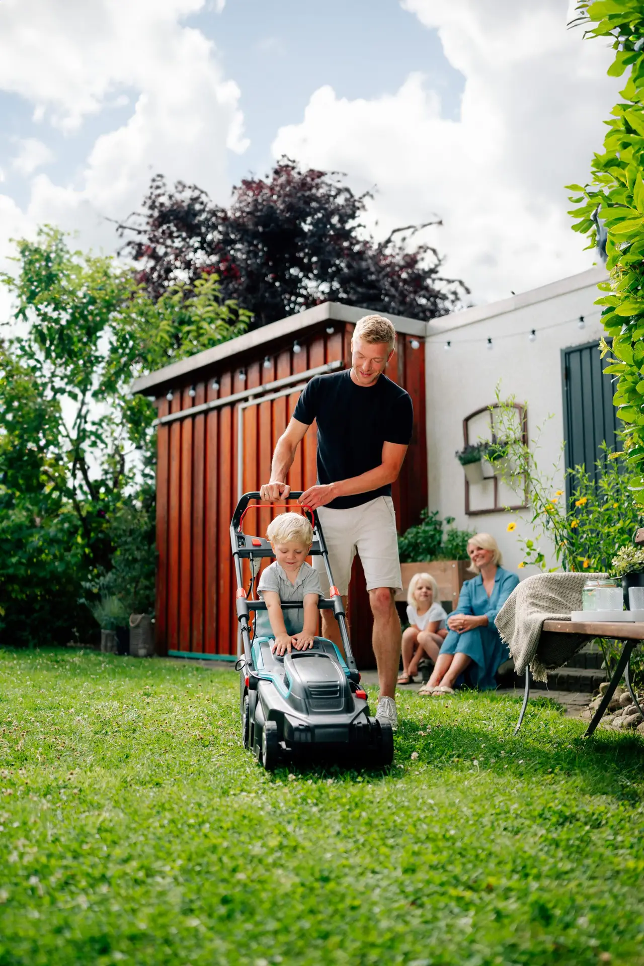 Fotokampagne der Stadtwerke Osnabrück - Familie kümmert sich um ihren Garten