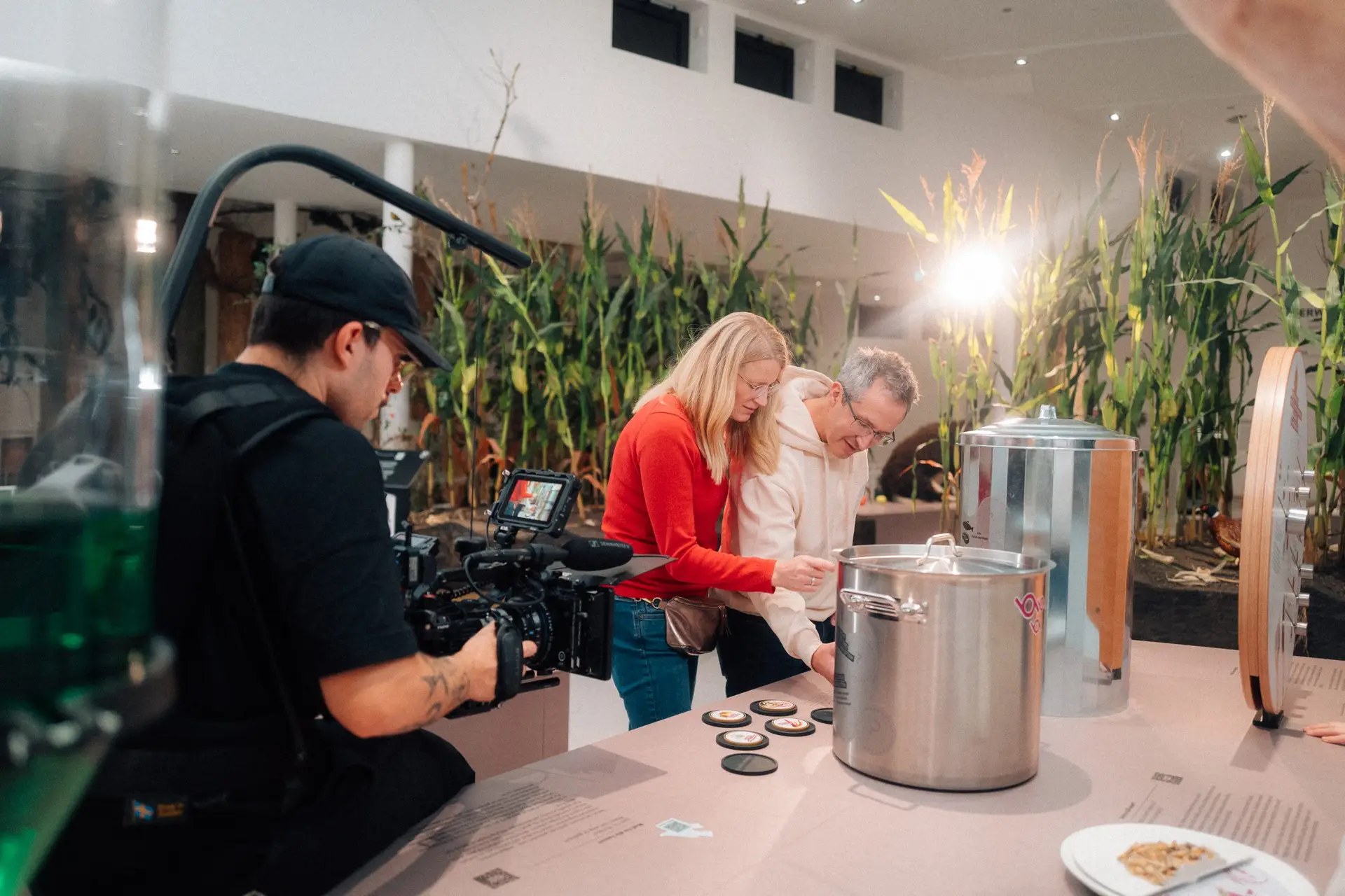 FIONA@WACH.STUDIO-14 Menschen die das Museum erleben, gefilmt von WACH Studio